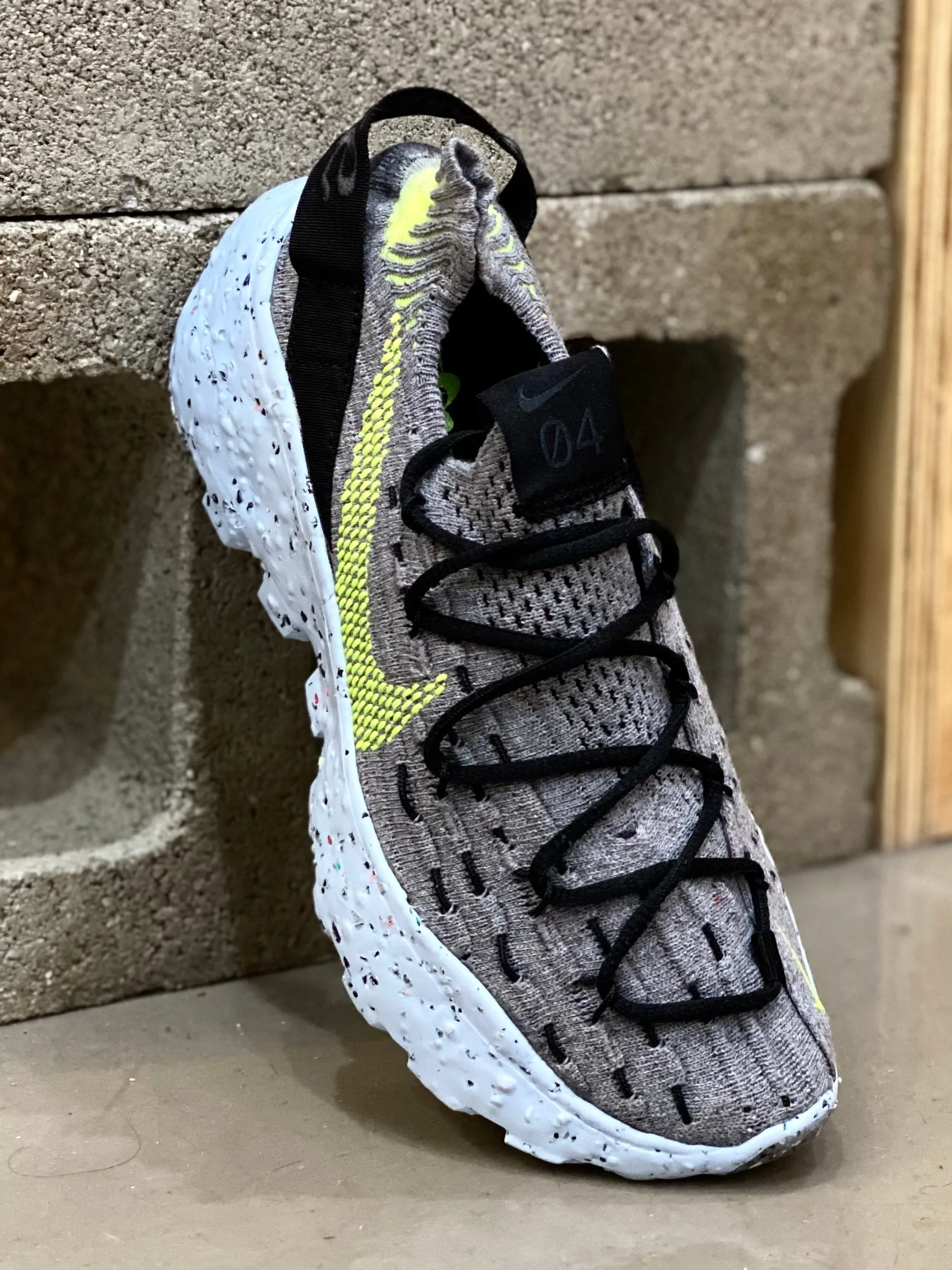 W SPACE HIPPIE 04 GREY/VOLT