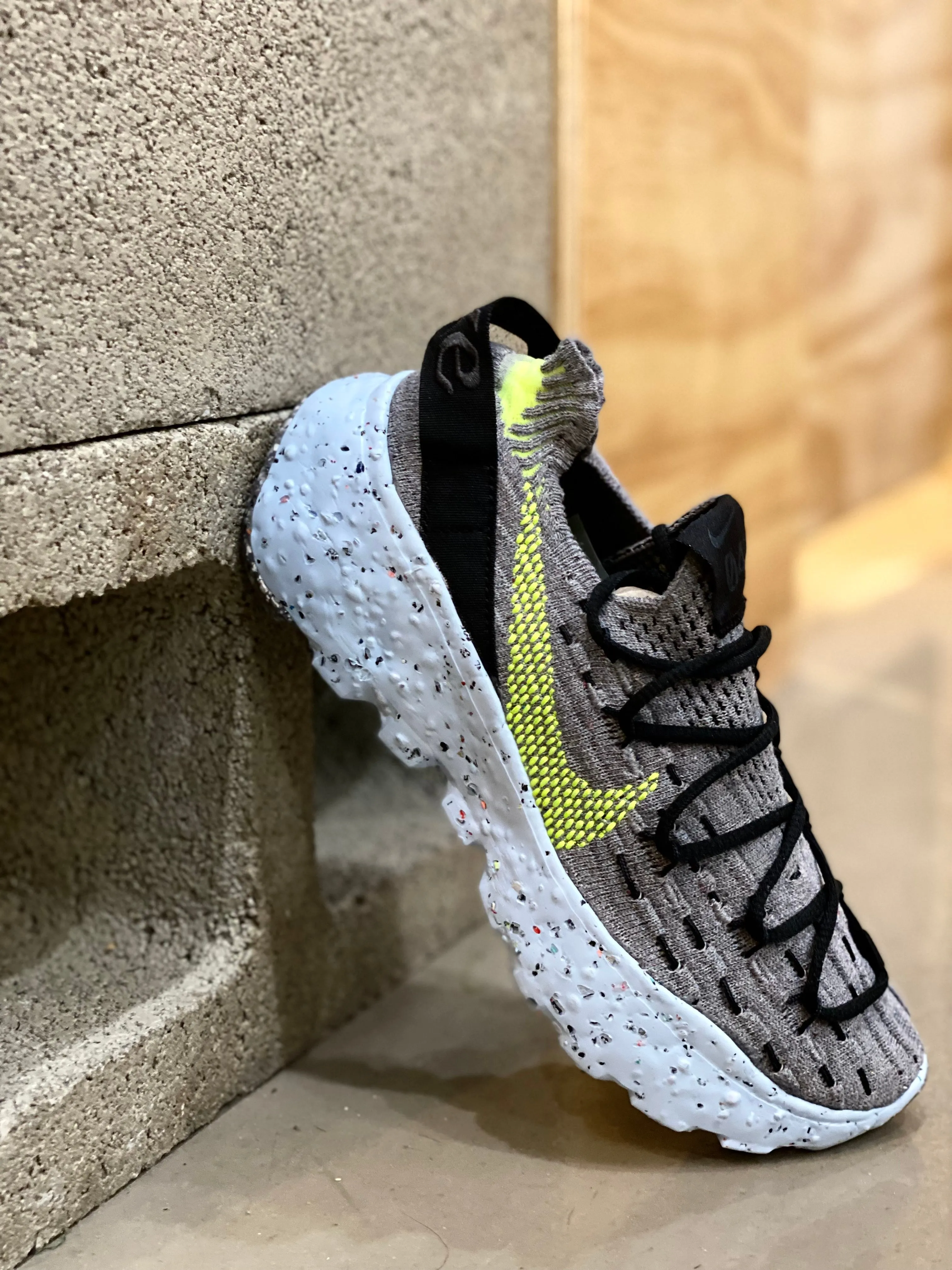 W SPACE HIPPIE 04 GREY/VOLT